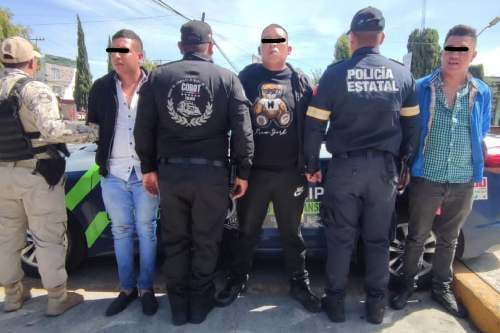 Policía de Toluca atrapa a tres ladrones de pasajeros de autobús en Tecaxic